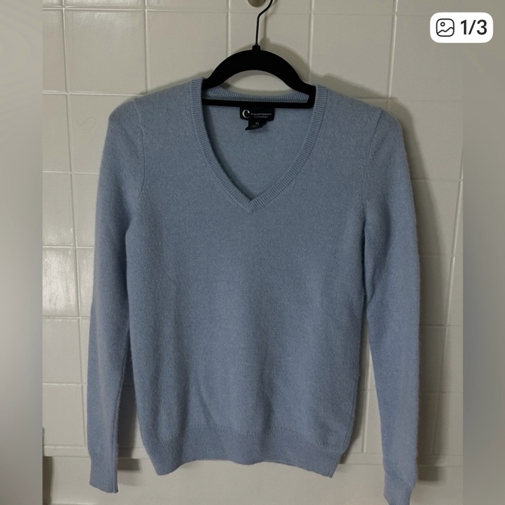C by Bloomingdale’s 100% Cashmere V-Neck Light Blue XS